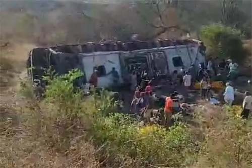 Acidente envolvendo ônibus de romeiros resulta em feridos na AL-220, em São José da Tapera