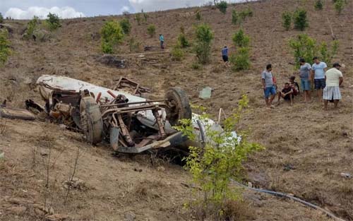 Motorista morre no interior de AL após caminhão-pipa ficar sem freio e capotar