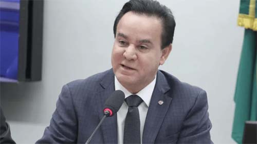 Deputado suplente assume vaga de Carla Zambelli após decisão do STF