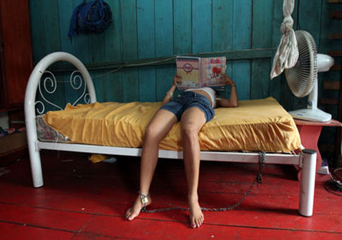 Em Manaus, adolescentes acorrentadas pedem ajuda para sair do vício das drogas