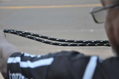 Homem amarra adolescente em moto e o arrasta por vários metros