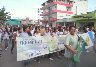 Alunos da Escola Adventista Dr. Milton Afonso promovem passeada contra a Violência