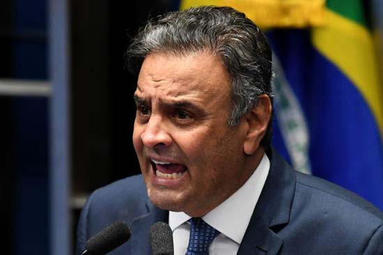 Aécio anuncia que disputará vaga de deputado federal
