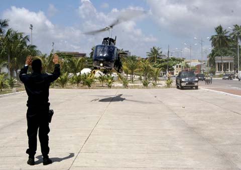 Polícia apresenta helicóptero para patrulhamento em Maceió 