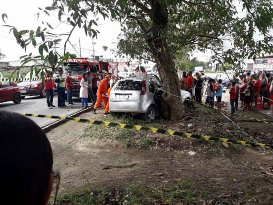 Mulher morre e homem fica ferido após veículo colidir em uma árvore