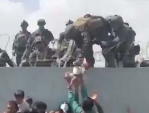 Mães entregam filhos para militares no aeroporto de Cabul