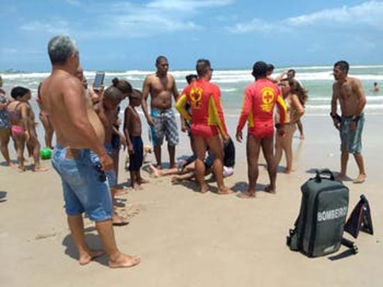 Pai e filhos são resgatados após se afogarem na Praia do Sobral