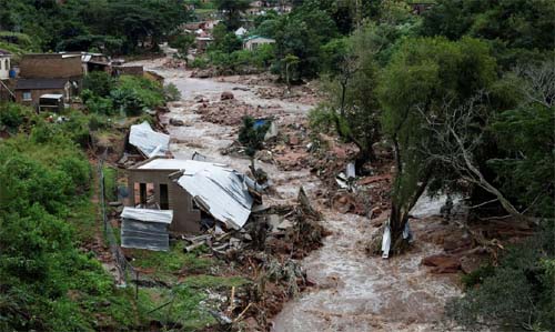 Sul-africanos procuram sobreviventes após enchentes