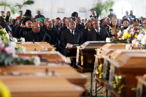 África do Sul se despede dos 21 jovens mortos em tragédia misteriosa em bar