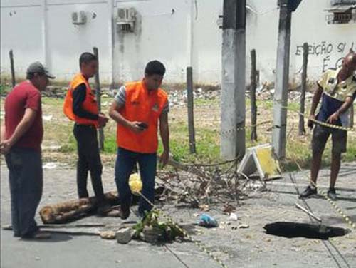Moradores registram afundamento de solo em cruzamento no bairro do Farol