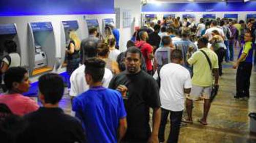 Agências bancárias abrem em horário especial nesta segunda-feira