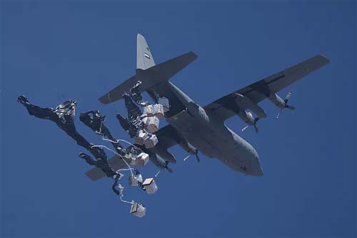 Perante situação de fome, mais ajuda humanitária é lançada por via aérea sobre a Faixa de Gaza