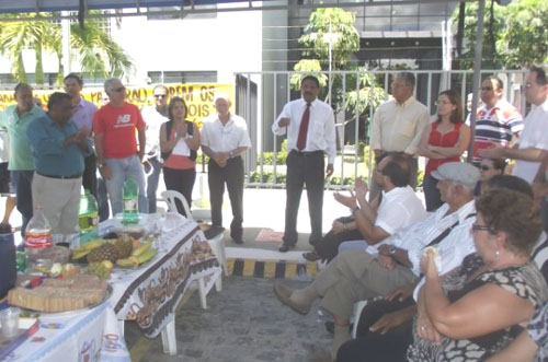 Agentes comemoram saída de superintendente da PF