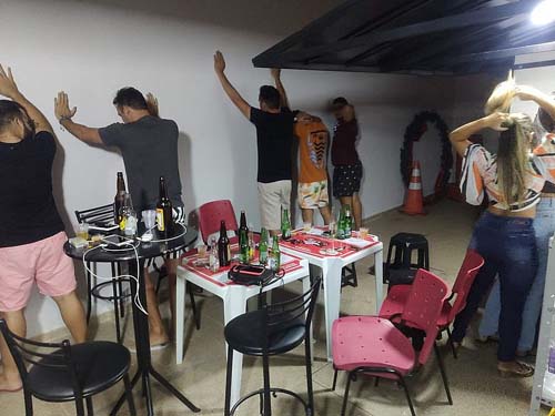 Polícia Militar flagra aglomeração em posto de combustíveis