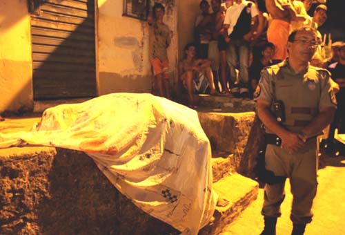 Homem é morto com quatro tiros enquanto jogava com amigos