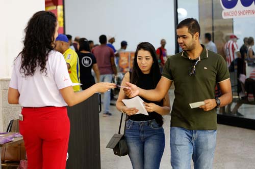 Coordenadoria da Mulher realiza panfletagem sobre o Agosto Lilás em shopping de Maceió