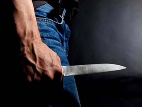 Após agredir e ameaçar esposa com faca por conta de tatuagem, homem é preso em Penedo