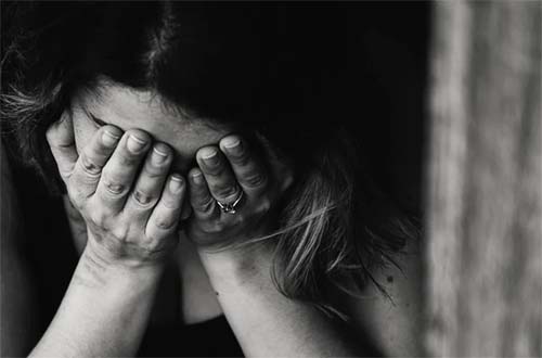 A cada 24 horas, ao menos oito mulheres são vítimas de violência