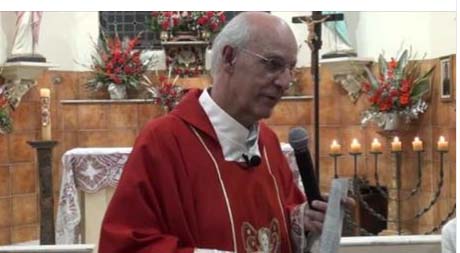 Higienização do PSDB agride padre idoso a socos