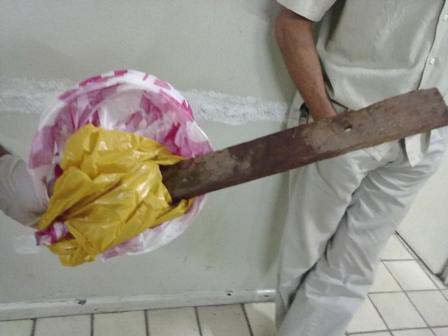 Acusado de sair com mulher de outro leva paulada na orelha