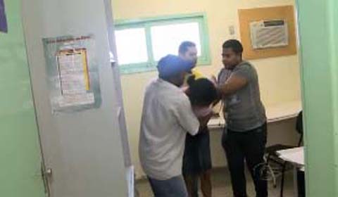 Mulher ameaça funcionários de posto de saúde com uma faca em Maceió