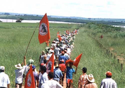 Por reforma agrária, duas mil famílias bloqueiam vias em seis municípios 