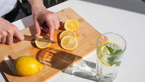 Água com limão: benefícios para o sistema digestivo e saúde geral