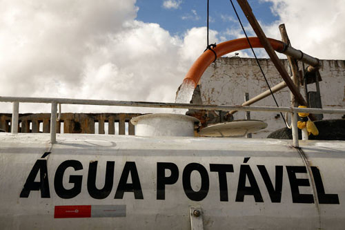 200 mil sertanejos bebem água sem tratamento de açudes, rios e do canal do sertão