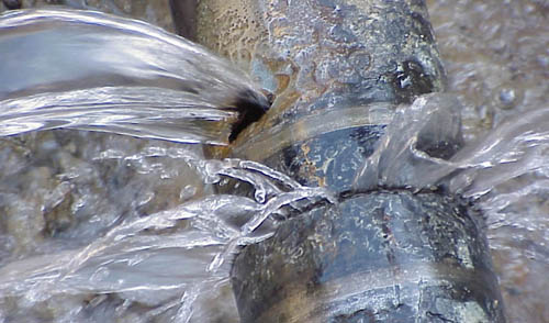 Alagoas perde 45% da água que trata para consumo com problemas de vazamentos e ligações clandestinas