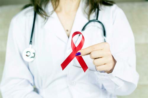 Dia Mundial de Combate à Aids; no Brasil, 95% das pessoas em tratamento atingiram o estágio de indetectabilidade