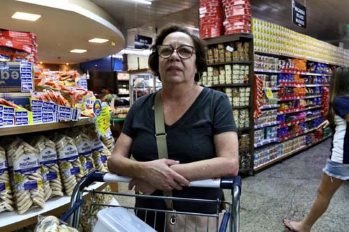 Escolas e alimentos aceleram a inflação; índice chega a 3,89% em 12 meses