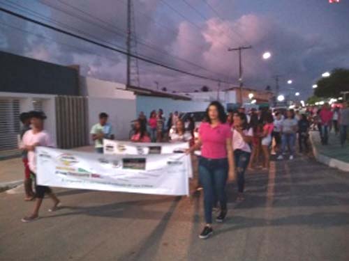 Alunos e professores da rede estadual realizam protesto em Paripueira