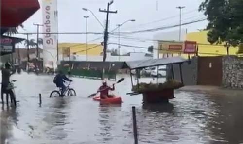 Alagamentos geram transtornos após chuvas intensas em Maceió