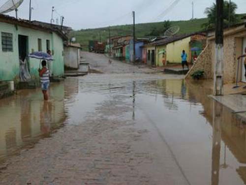 Moradores são retirados de casas após Rio Jacuípe transbordar; volume de água é monitorado