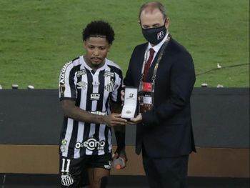 Alagoano Marinho fica com o prêmio de melhor jogador da Copa Libertadores