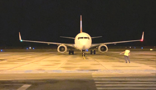 Avião com mais de 27 mil doses da vacina de Oxford desembarca em AL