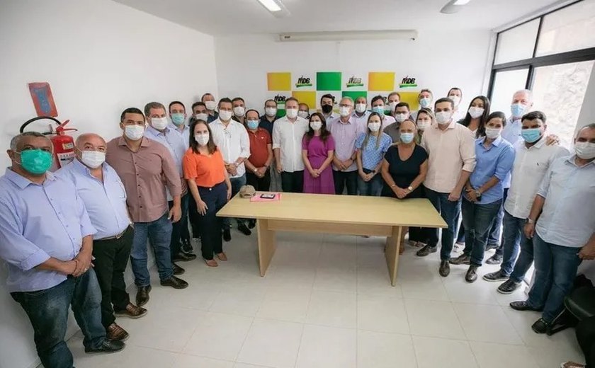 Dois pra lá, dois pra cá: veja os deputados que saem e entram no MDB de AL