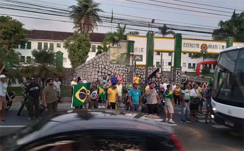 Protesto em prol de Bolsonaro se mantém e causa transtornos na Av. Fernandes Lima