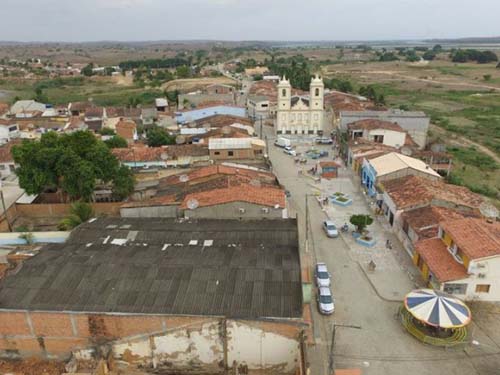 Jovem é amarrado em poste por populares após agredir mulher com barra de ferro