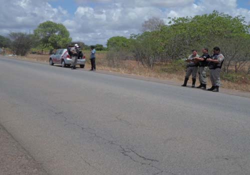 Homens armados e encapuzados levam carro de universitários na AL-115