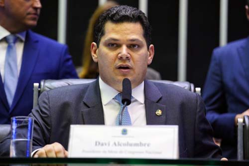 Alcolumbre critica ação da PF contra líder do governo e diz que Senado questionará STF
