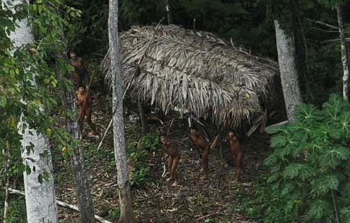 Barroso proíbe entrada de missões religiosas em terras de índios isolados