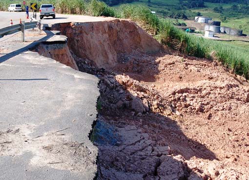 Fortes chuvas provocam novo desabamento de trecho da AL 220 em Campo Alegre