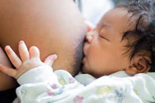 Banco de Leite da Santa Mônica orienta mães com dificuldades na amamentação