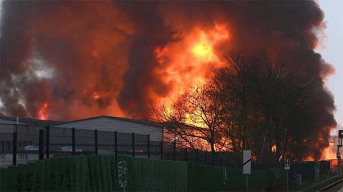Incêndio gera fumaça tóxica em Hamburgo, na Alemanha