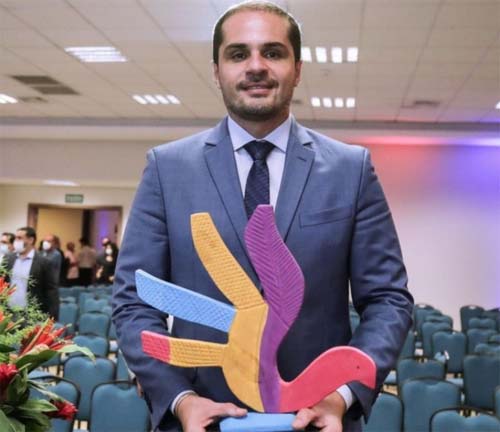 Alexandre Ayres recebe prêmio por trabalho no enfrentamento à Covid-19