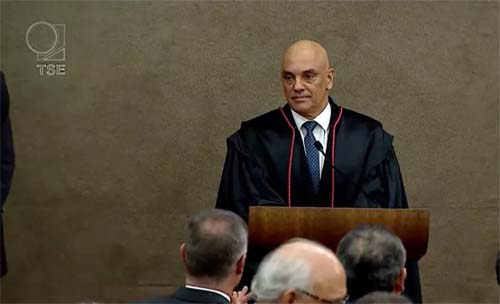 Em sua posse, Moraes promete TSE 'firme e implacável' contra fake news