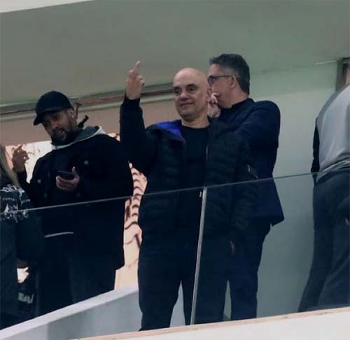 Ministro Alexandre de Moraes faz gesto obsceno na Neo Química Arena durante clássico