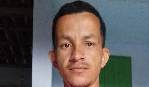 Jovem chama atenção nas redes sociais ao fazer delivery a pé, em Maceió