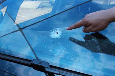 Motorista é baleado dentro do carro na Comendador Leão